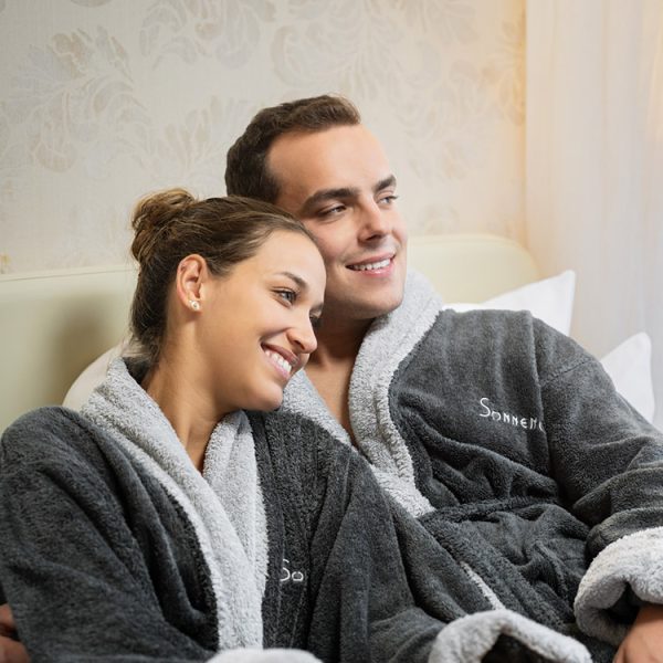 Paar in Wellnesshotel in Bademantel