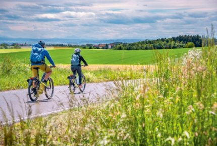 Fahrradfahrer in der Landschaft des Rottals