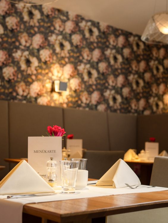 Ansicht auf einen Tisch im Restaurant mit Menükarte