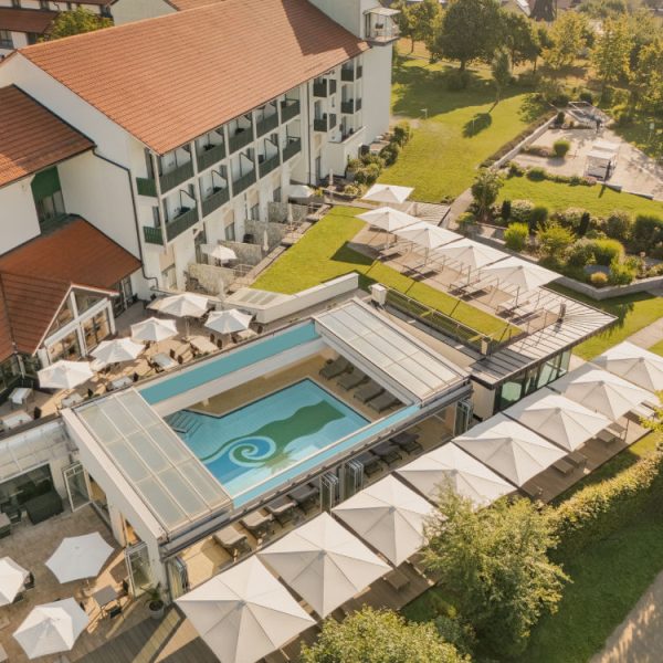Sicht von oben auf das Hotel Sonnengut, dessen Pool und den Garten